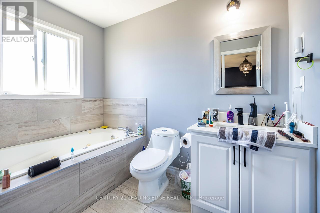 15 Warren Bradley Street, Markham, Ontario  L6C 2W5 - Photo 11 - N13468192