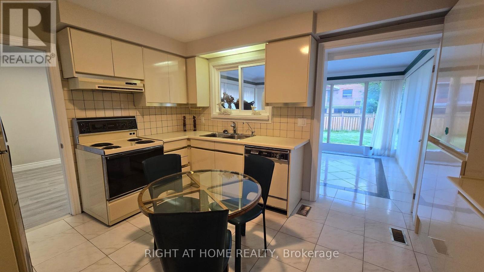 20 May Avenue, Richmond Hill, Ontario  L4C 3S6 - Photo 8 - N13482450