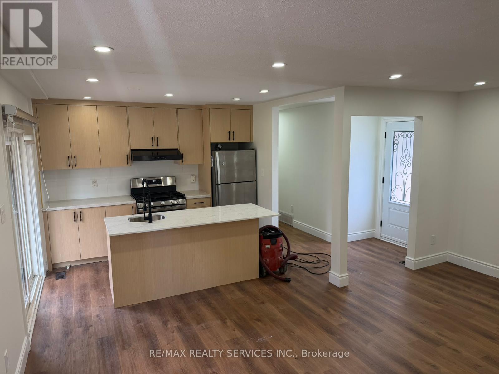 46 Staveley Crescent, Brampton (Brampton East), Ontario  L6W 2R9 - Photo 2 - W13486238
