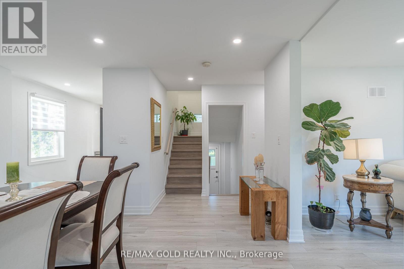 2015 Stanfield Road, Mississauga, Ontario  L4Y 1R2 - Photo 3 - W13486250