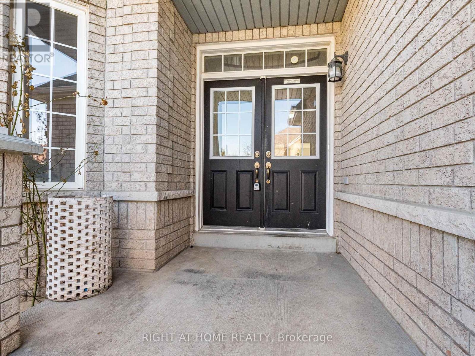 5441 Valhalla Crescent, Mississauga, Ontario  L5M 0K5 - Photo 2 - W13486448