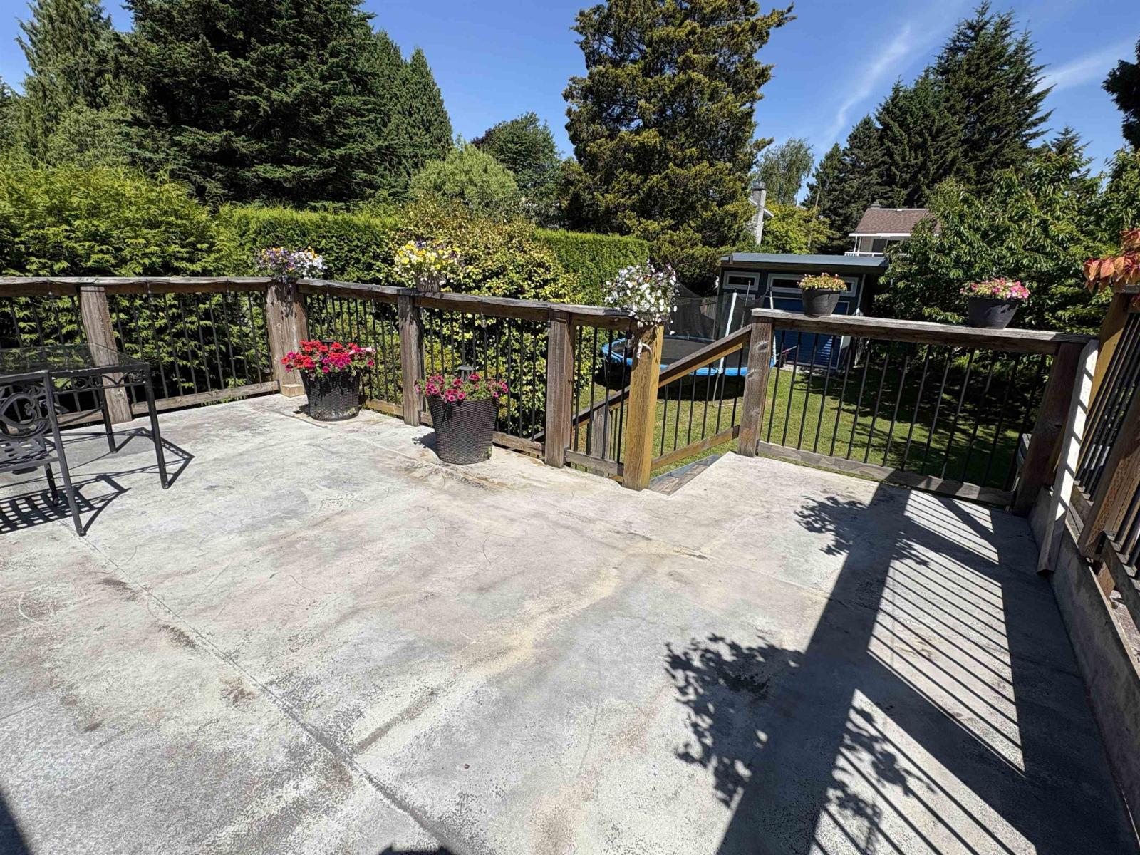 15847 Russell Avenue, White Rock, British Columbia  V4B 2S5 - Photo 2 - R3139834