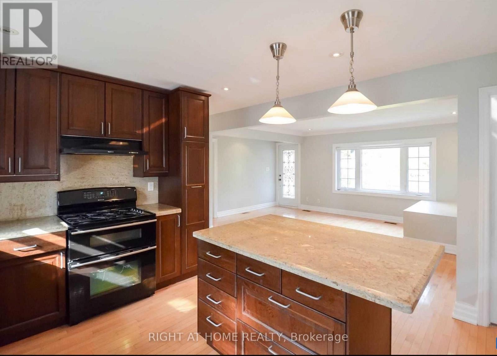 526 Poplar Avenue, Ajax, Ontario  L1S 1G1 - Photo 2 - E13482230