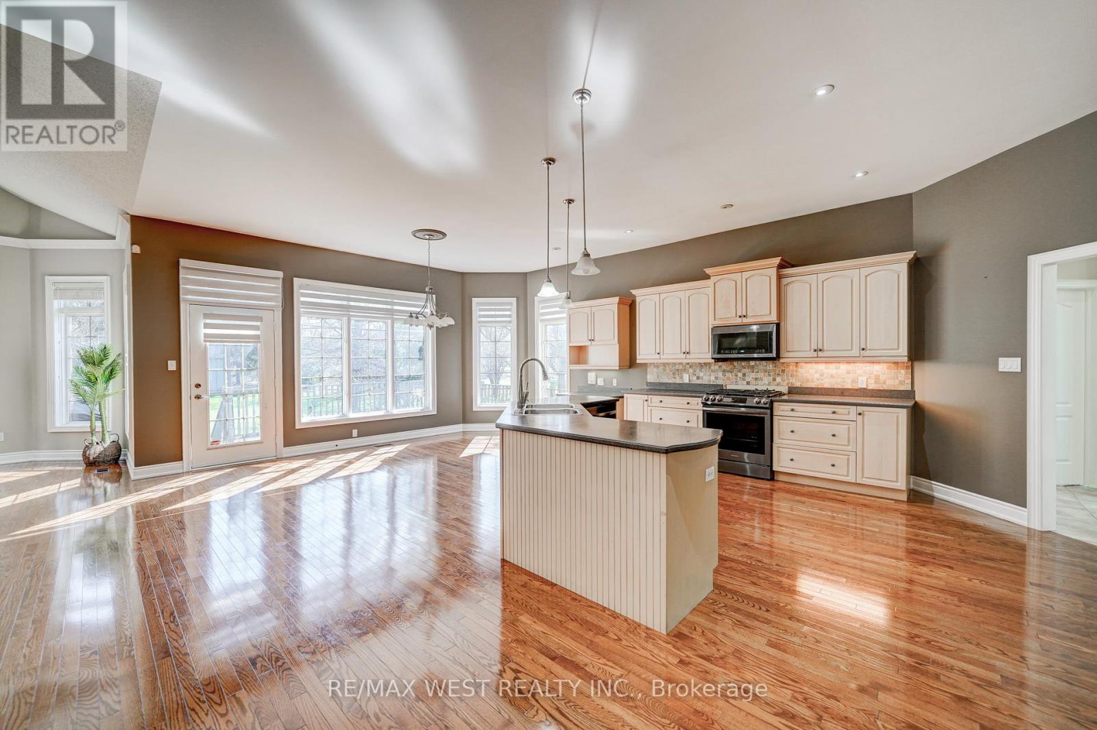 23 Hanover Court, Whitby, Ontario  L1N 7J1 - Photo 18 - E13486602