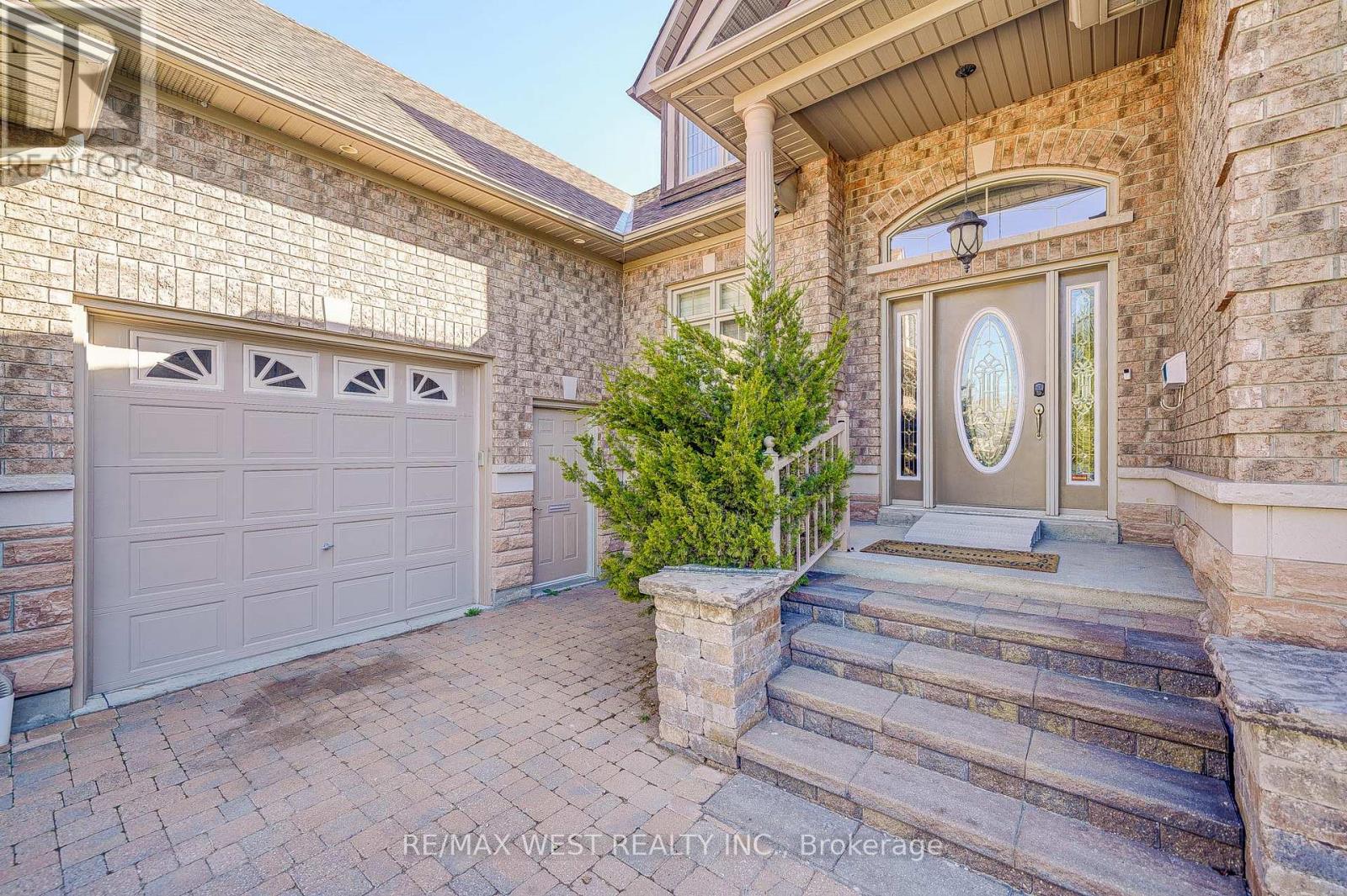 23 Hanover Court, Whitby, Ontario  L1N 7J1 - Photo 4 - E13486602