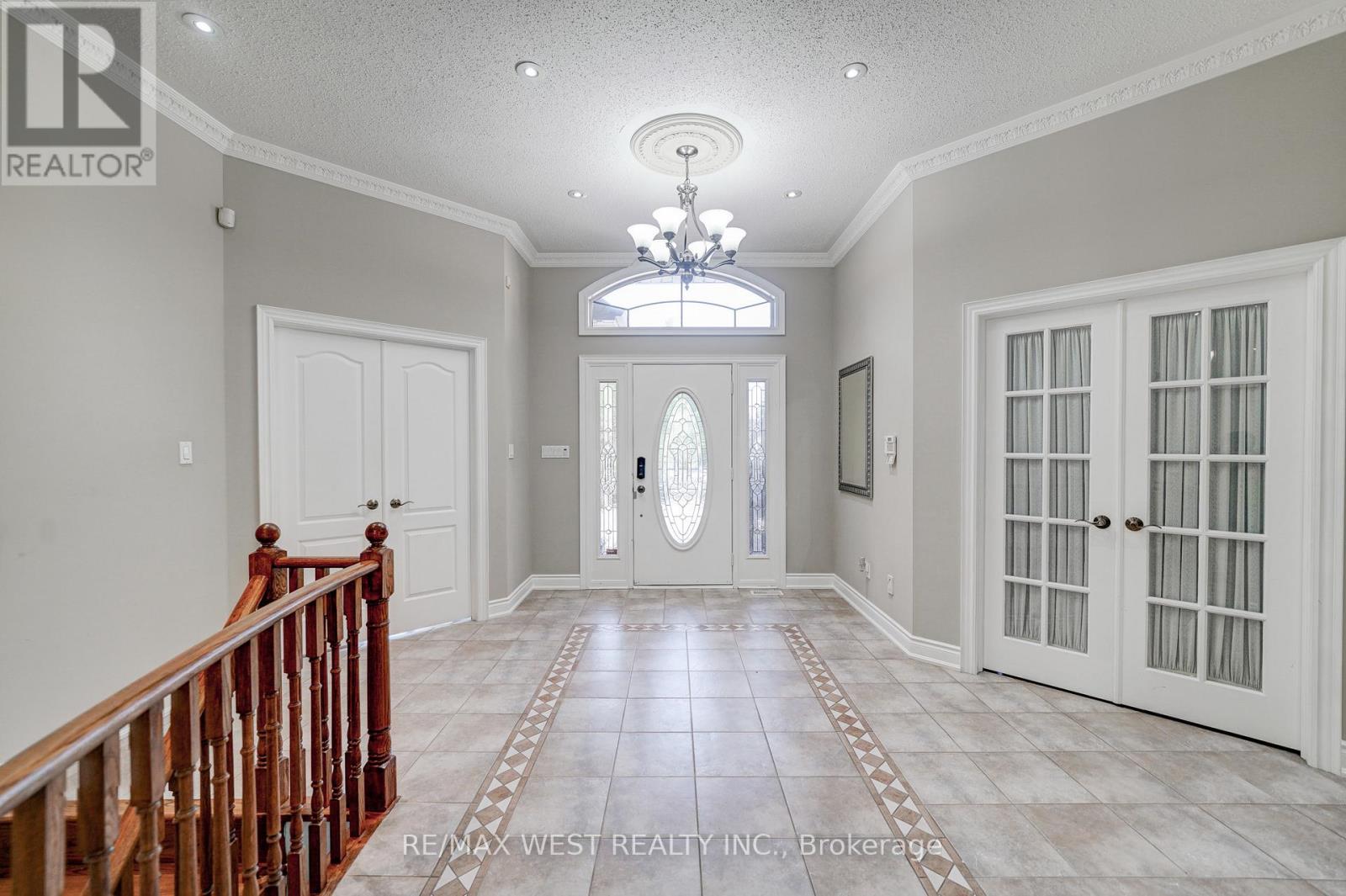23 Hanover Court, Whitby, Ontario  L1N 7J1 - Photo 5 - E13486602