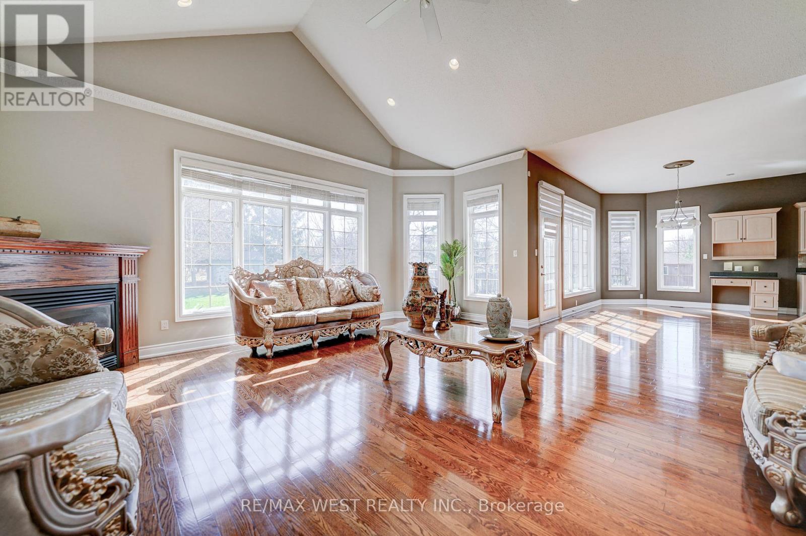 23 Hanover Court, Whitby, Ontario  L1N 7J1 - Photo 8 - E13486602