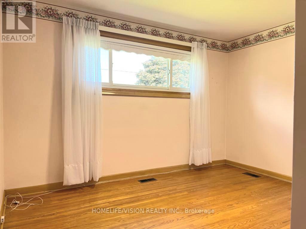 Upper - 16 Nova Drive, Hamilton, Ontario  L8T 2P3 - Photo 5 - X13486812