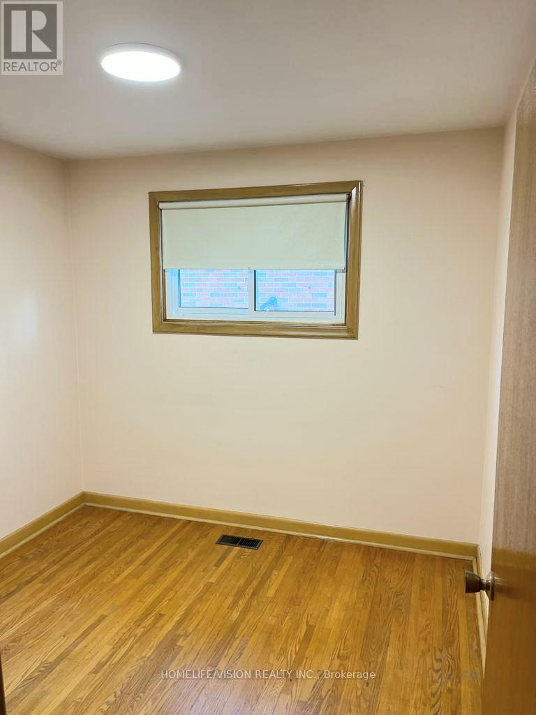 Upper - 16 Nova Drive, Hamilton, Ontario  L8T 2P3 - Photo 6 - X13486812