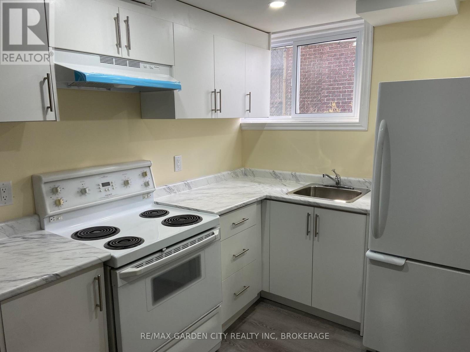 Lower - 9 Stonegate Drive, St. Catharines, Ontario  L2P 3K9 - Photo 3 - X13412478