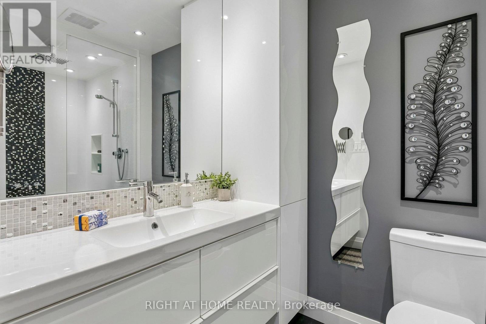 1265 Woodhill Court, Mississauga, Ontario  L5E 3H2 - Photo 20 - W13486864