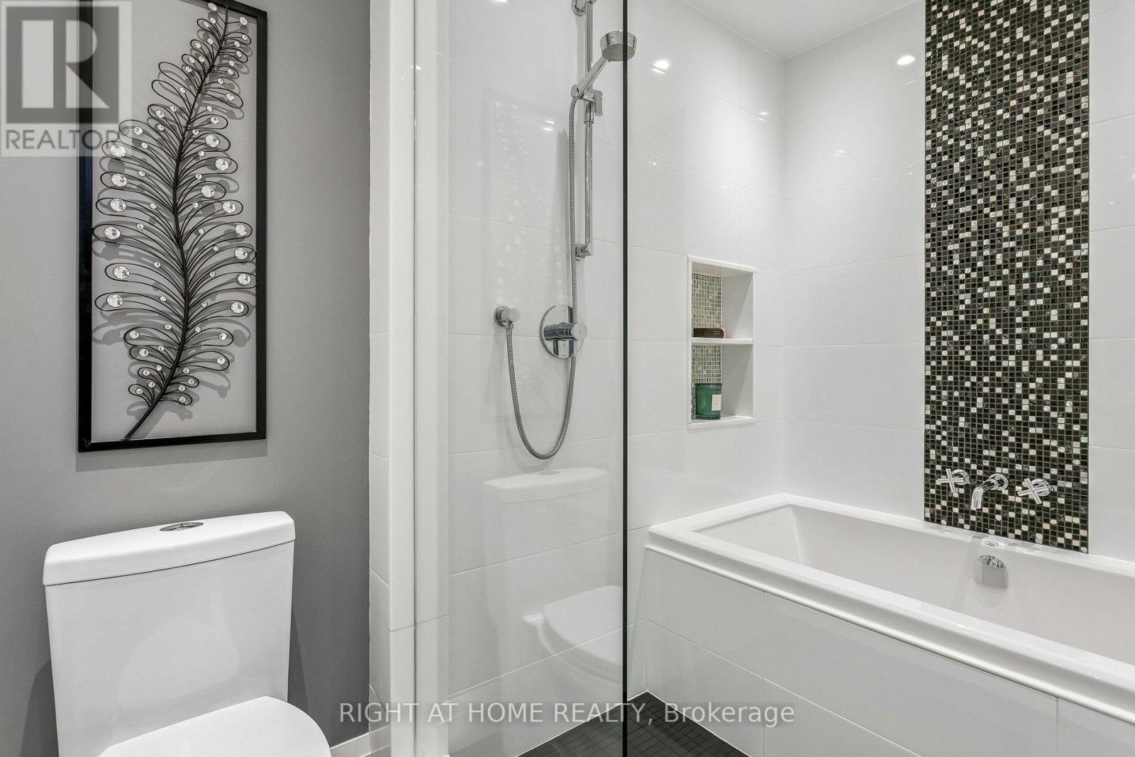1265 Woodhill Court, Mississauga, Ontario  L5E 3H2 - Photo 21 - W13486864