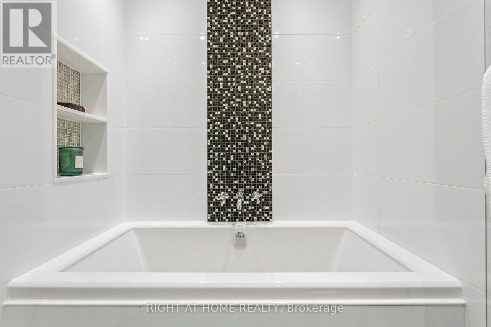 1265 Woodhill Court, Mississauga, Ontario  L5E 3H2 - Photo 22 - W13486864