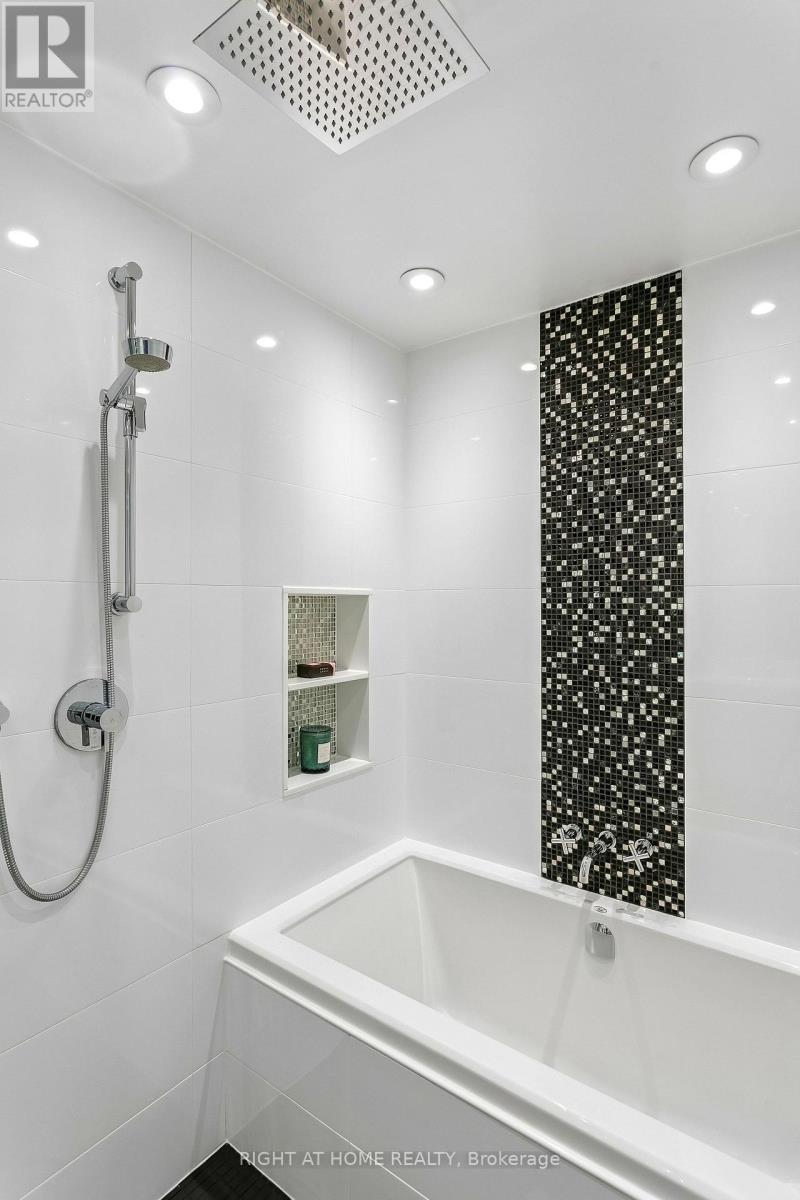 1265 Woodhill Court, Mississauga, Ontario  L5E 3H2 - Photo 23 - W13486864