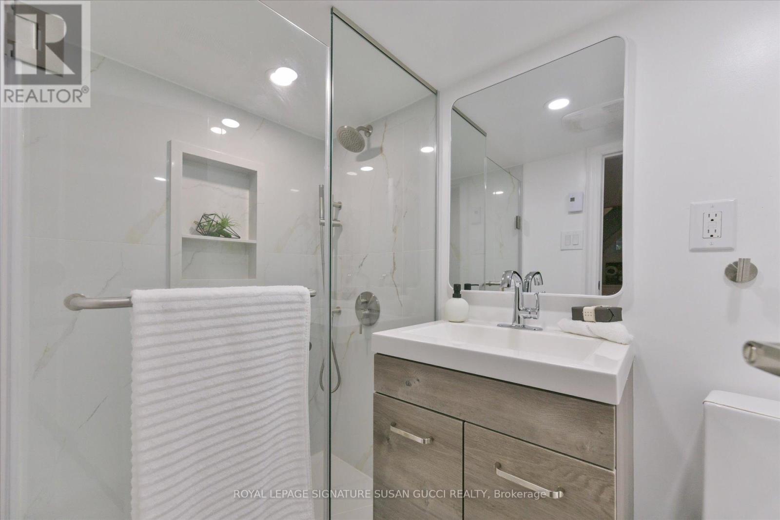 79 Balfour Avenue, Toronto, Ontario  M4C 1T4 - Photo 33 - E13486724