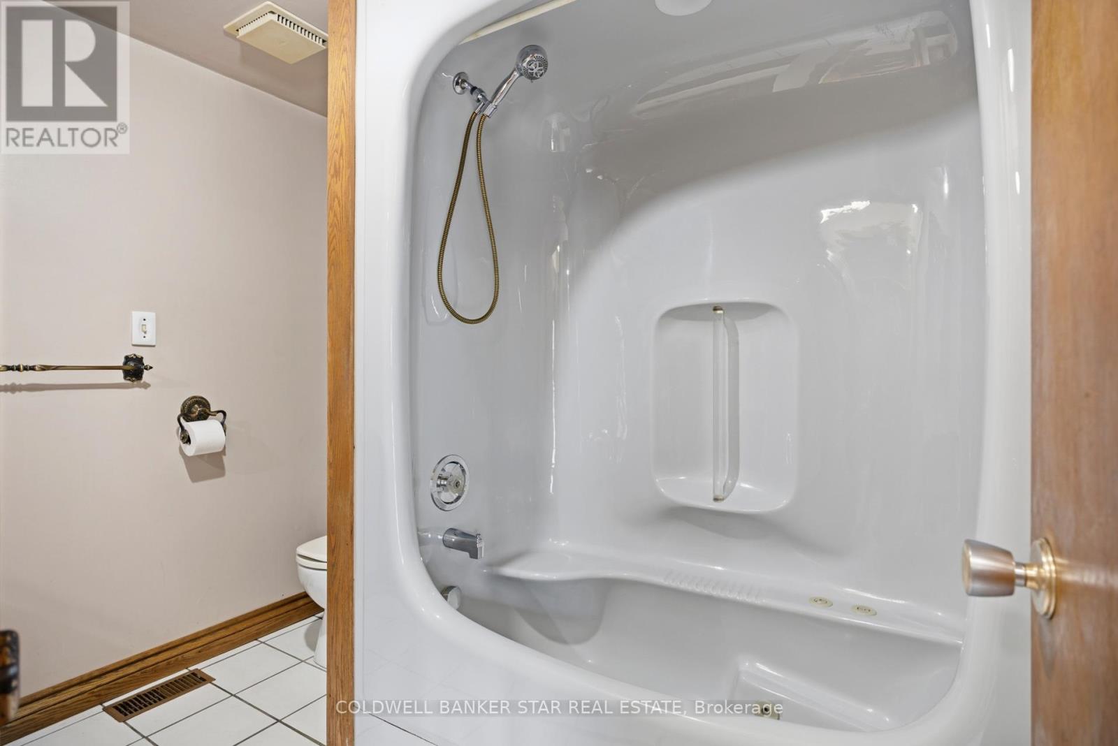 179 Main Street, North Middlesex, Ontario  N0M 1A0 - Photo 7 - X13486990