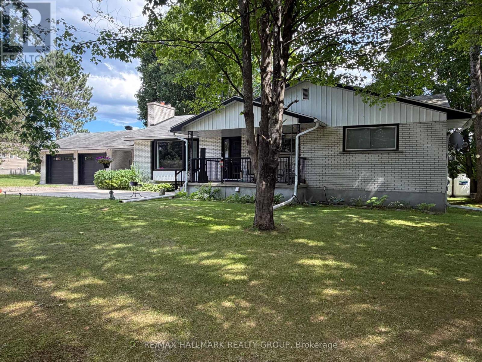 9950 Round Lake Road, Laurentian Valley, Ontario  K8A 0K5 - Photo 2 - X13487070