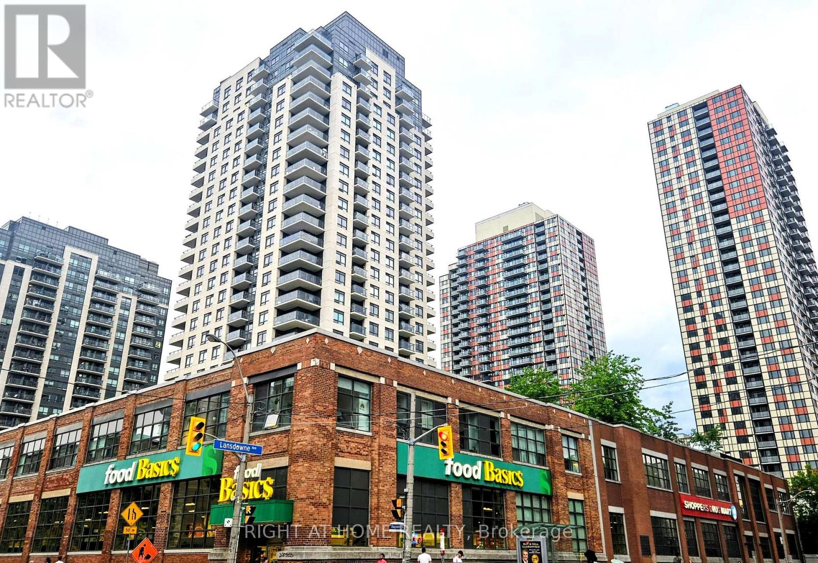 <div class="slider-price">$669,900</div><p>506 - 1410 Dupont Street, Toronto, Ontario</p>