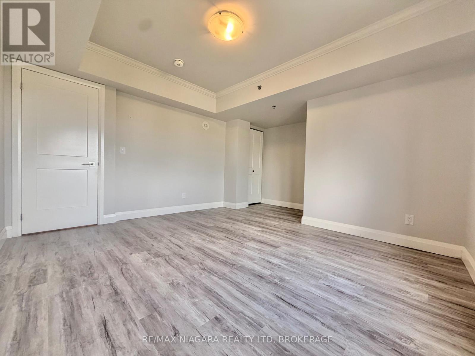 414 - 5698 Main Street, Niagara Falls, Ontario  L2G 5Z4 - Photo 2 - X13487134