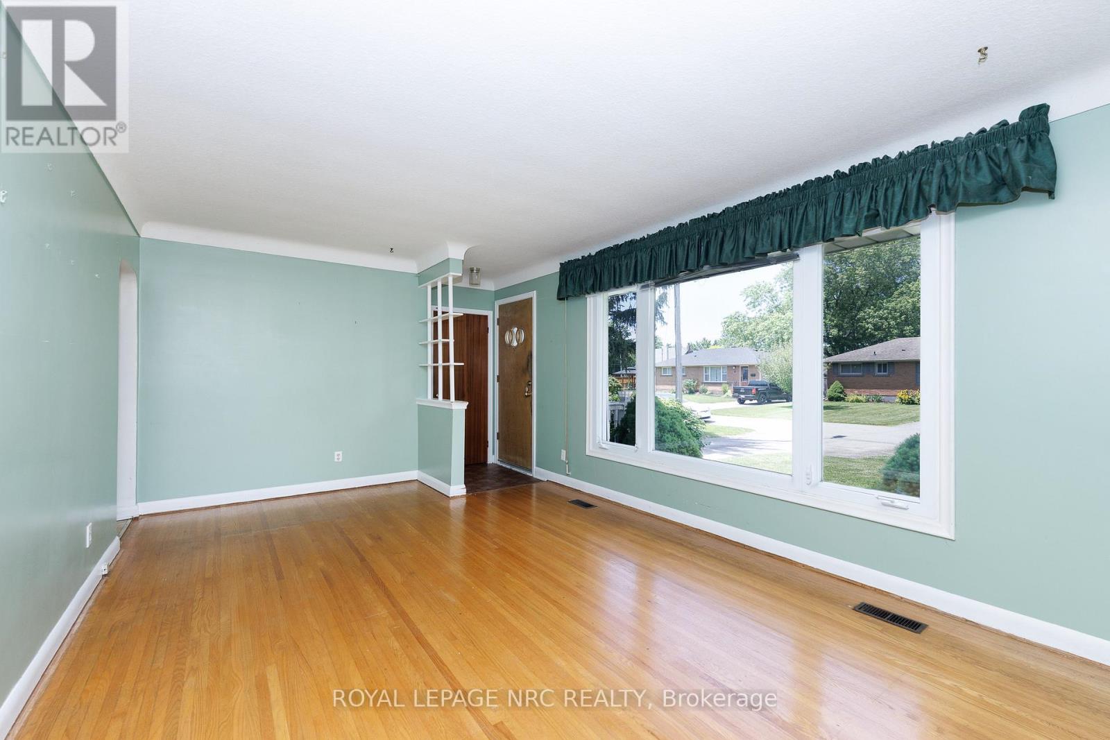 13 Bosnich Avenue, Welland, Ontario  L3C 2W6 - Photo 3 - X13486680