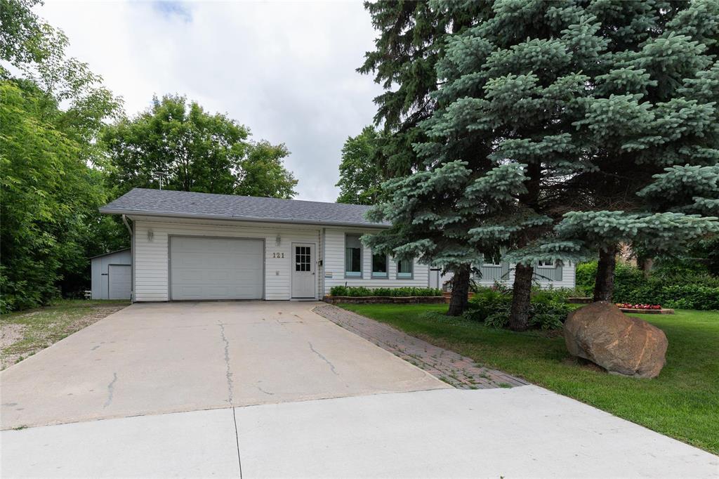 121 Oakview Avenue, Mitchell, Manitoba  R5G 1H4 - Photo 1 - 202614835