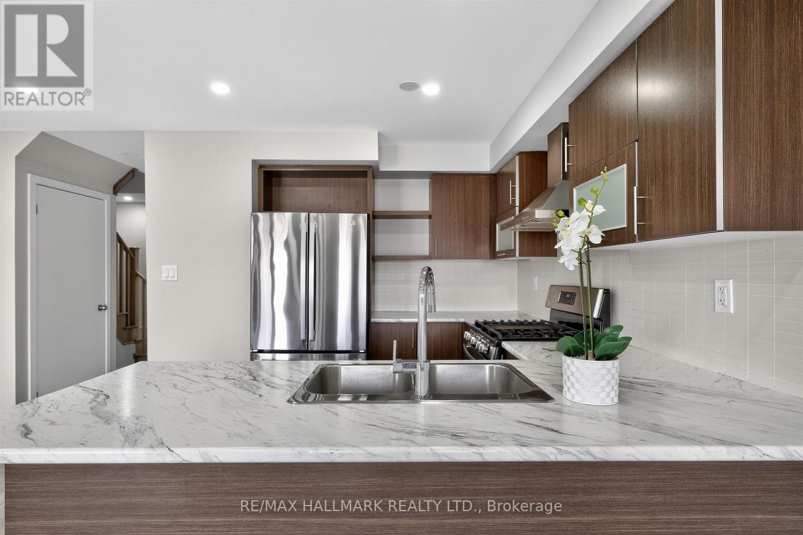 94 Golden Springs Drive, Brampton, Ontario  L7A 0C7 - Photo 8 - W13487220