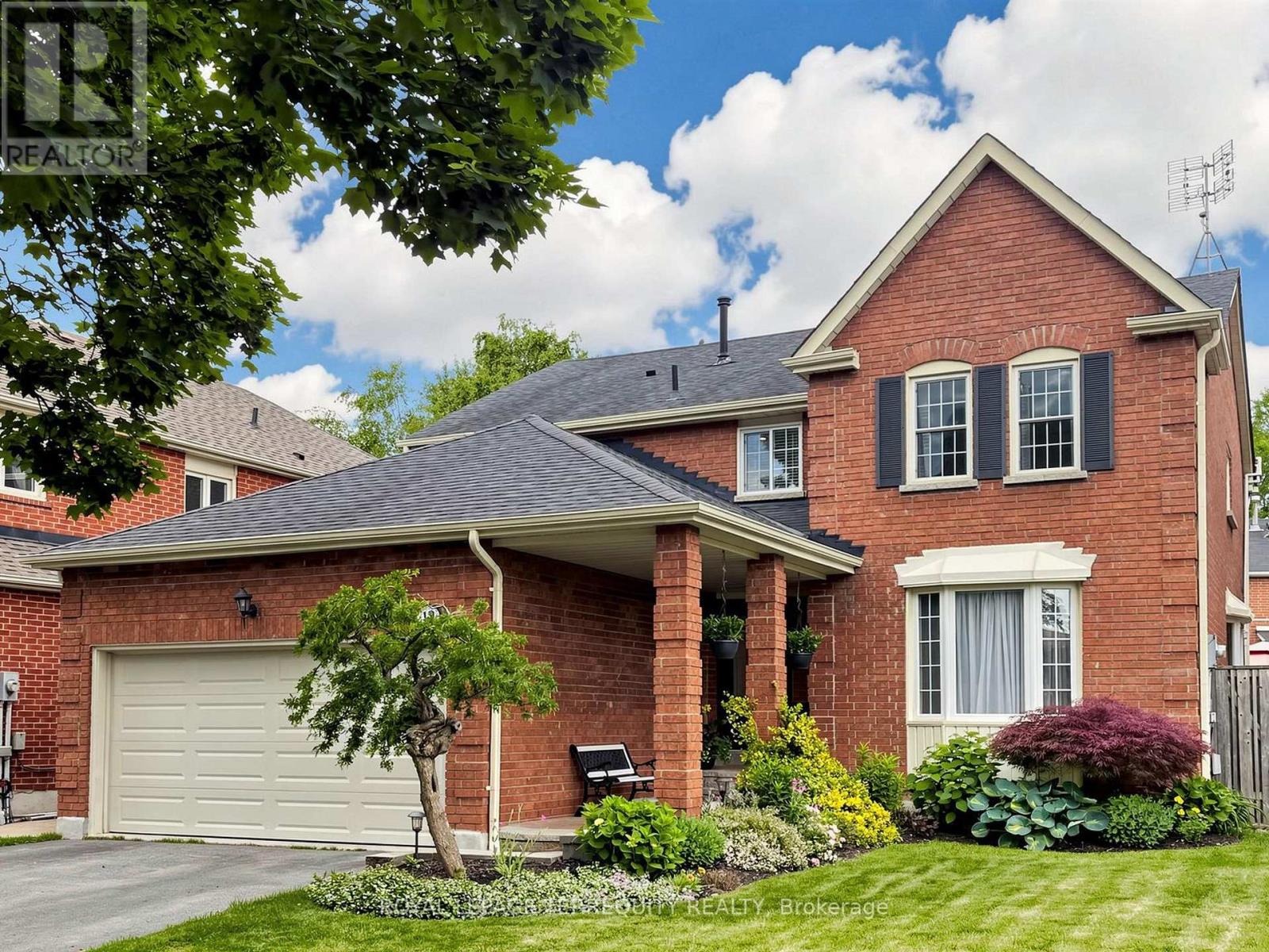 12 Maplewood Drive, Whitby, Ontario  L1N 7A5 - Photo 3 - E13487424