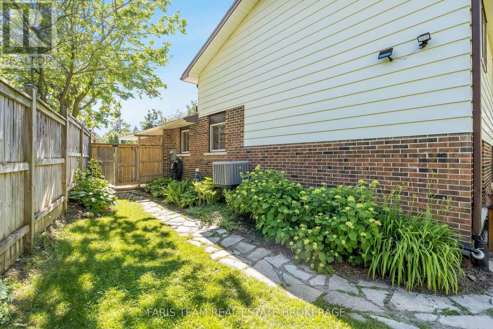 21 Maplehurst Crescent, Barrie, Ontario  L4M 4X1 - Photo 38 - S13487454