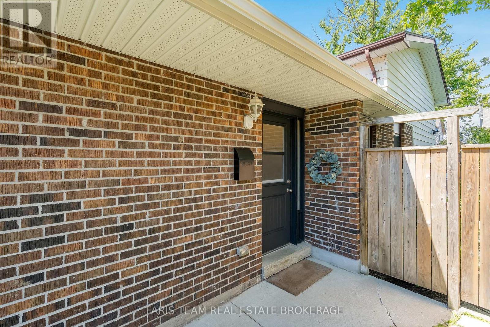 21 Maplehurst Crescent, Barrie, Ontario  L4M 4X1 - Photo 4 - S13487454