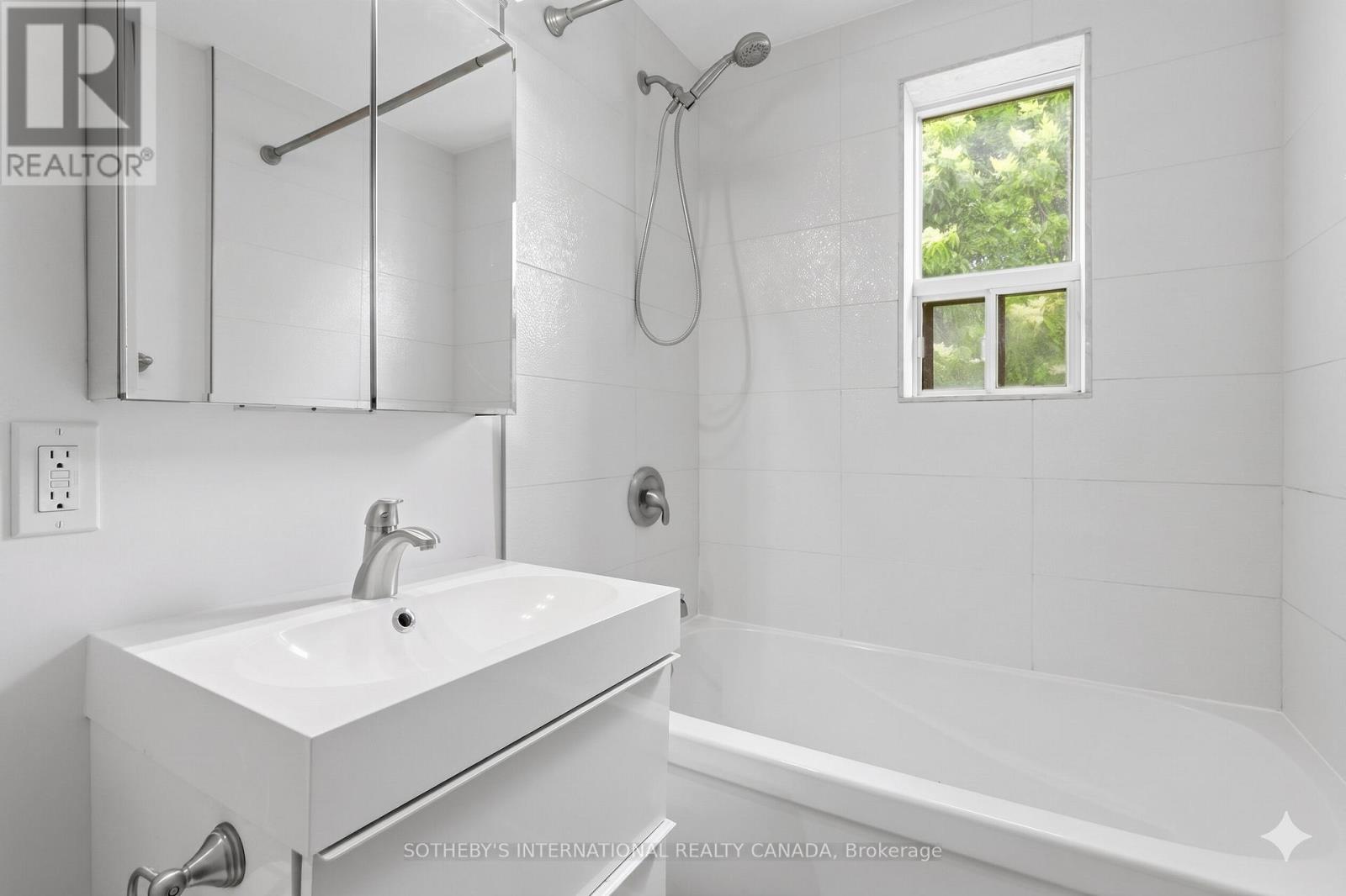 Upper - 676 Beresford Avenue, Toronto, Ontario  M6S 3C5 - Photo 15 - W13487274