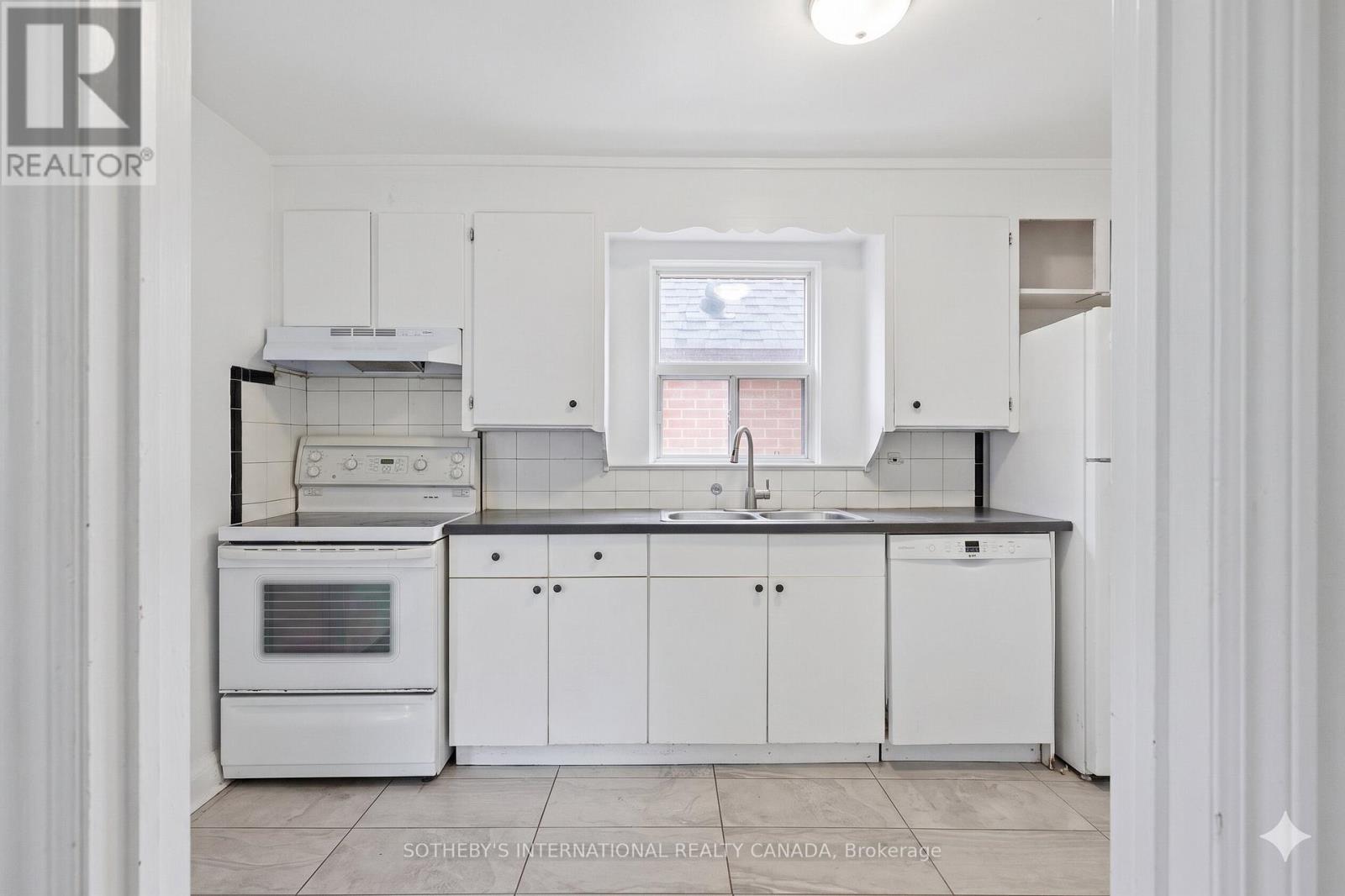 Upper - 676 Beresford Avenue, Toronto, Ontario  M6S 3C5 - Photo 7 - W13487274