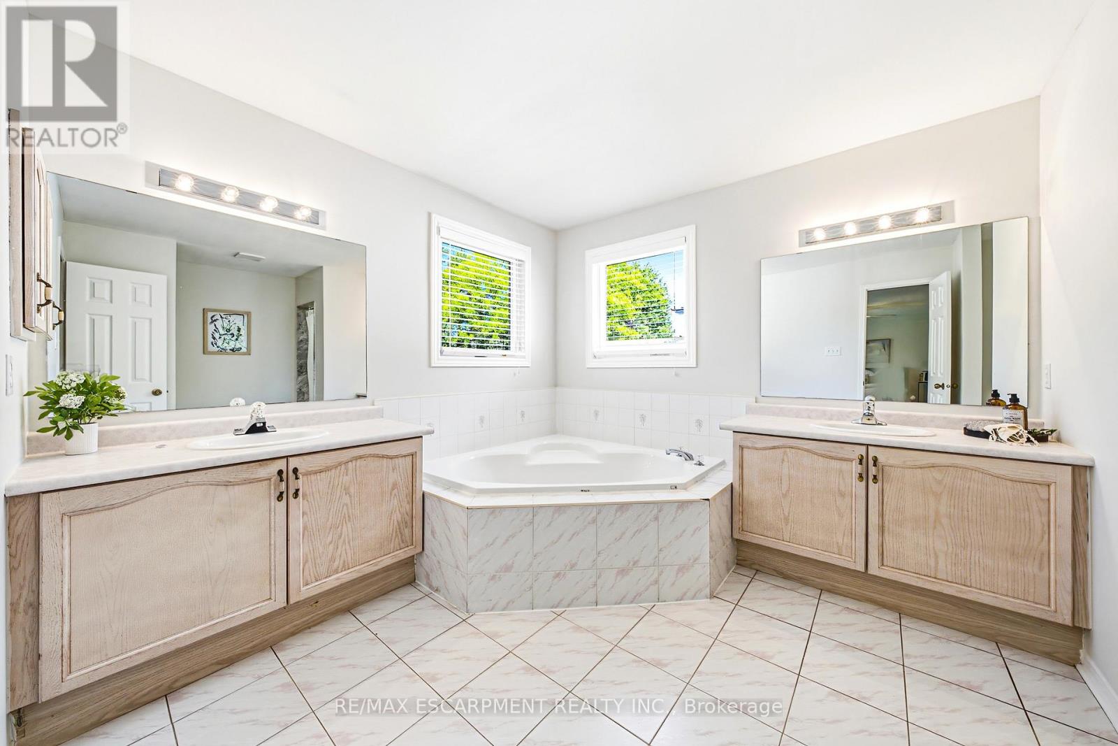 4153 Vermont Crescent, Burlington, Ontario  L7M 4A9 - Photo 24 - W13487438