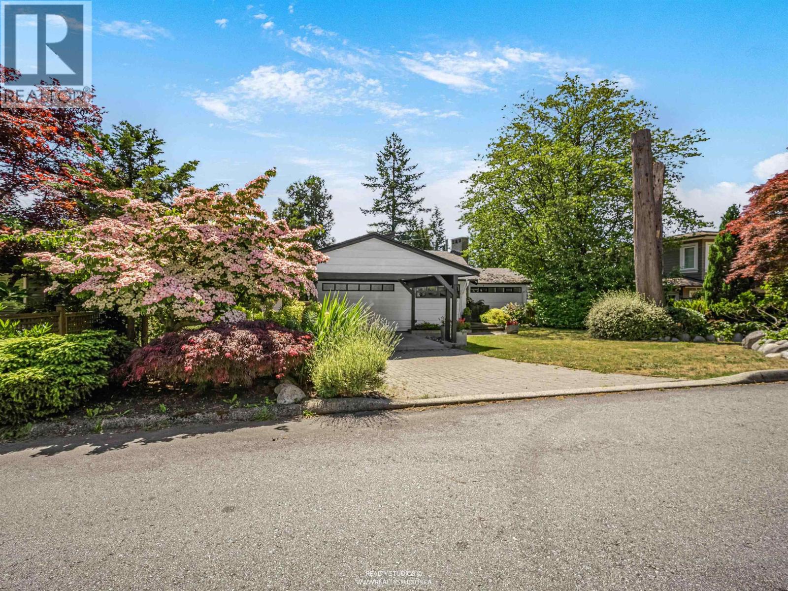 947 Evergreen Place, North Vancouver, British Columbia  V7R 1R5 - Photo 2 - R3139872
