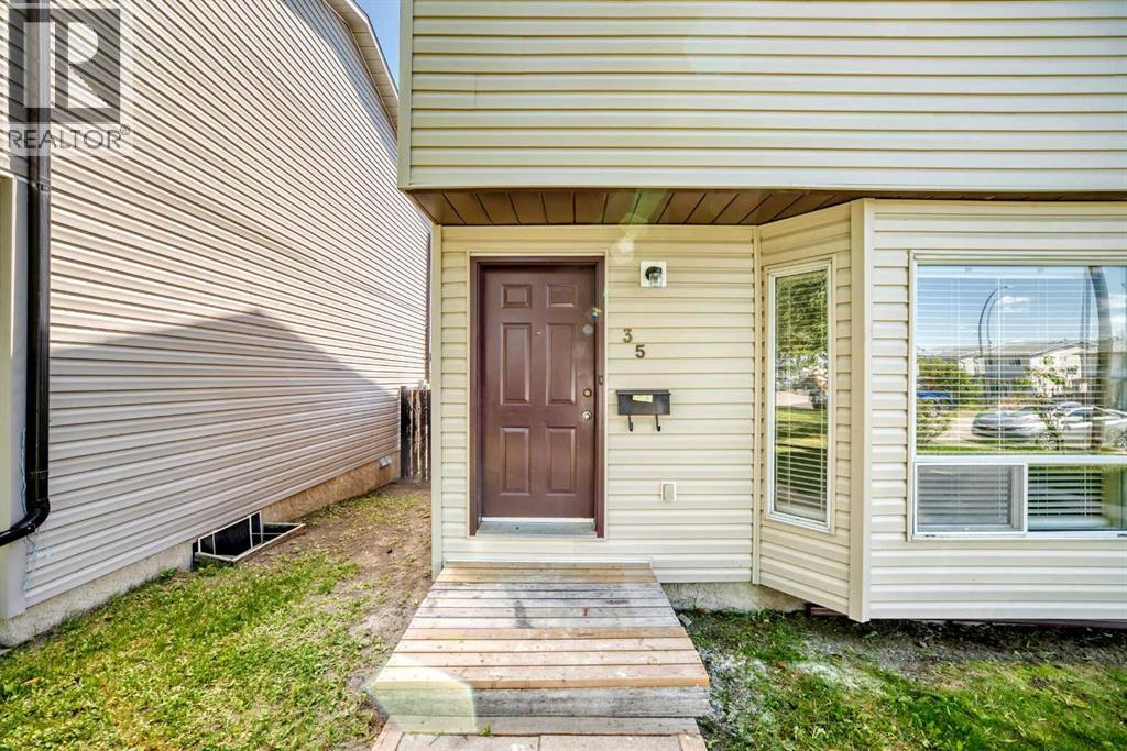 35 Martindale Court Ne, Calgary, Alberta  T3J 2V8 - Photo 2 - A2324169