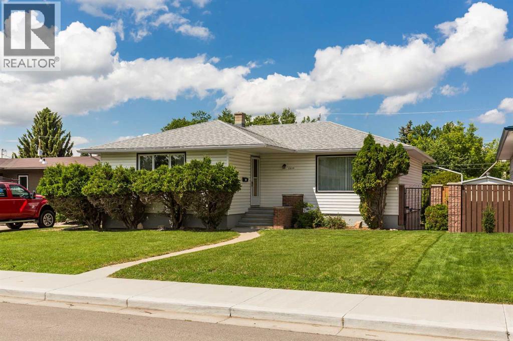 2209 8a Avenue S, Lethbridge, Alberta  T1J 1S7 - Photo 1 - A2322458