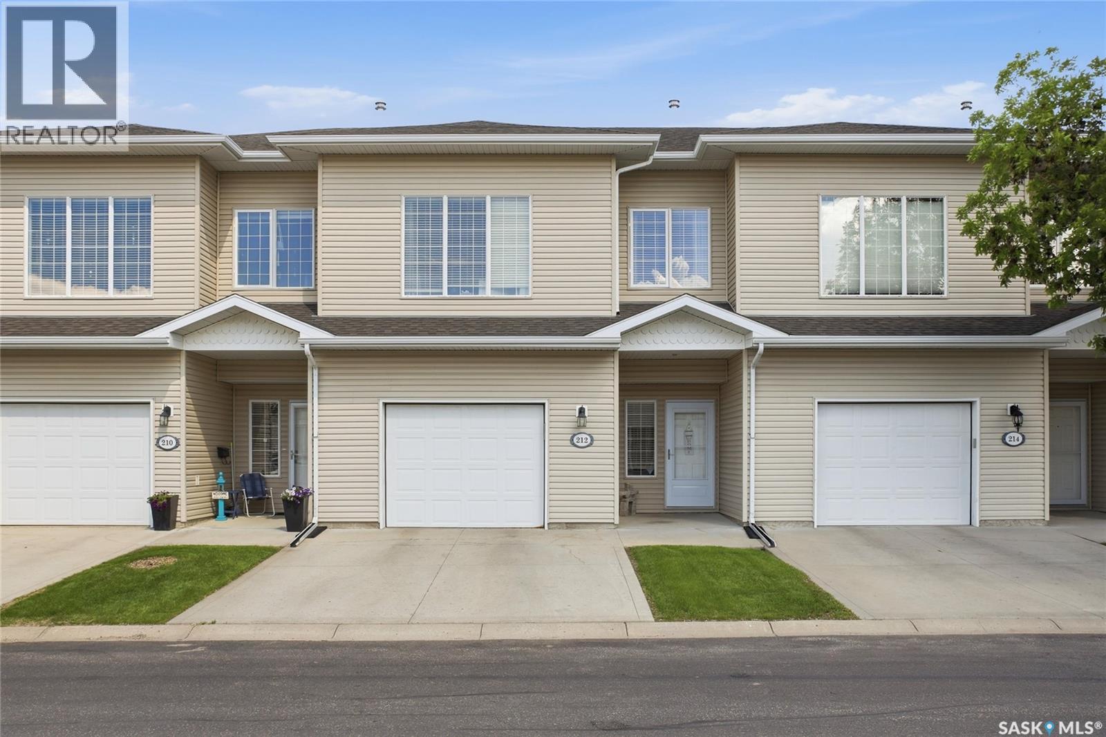 212 Mount Royal Place, Regina, Saskatchewan  S4T 7X9 - Photo 2 - SK040654