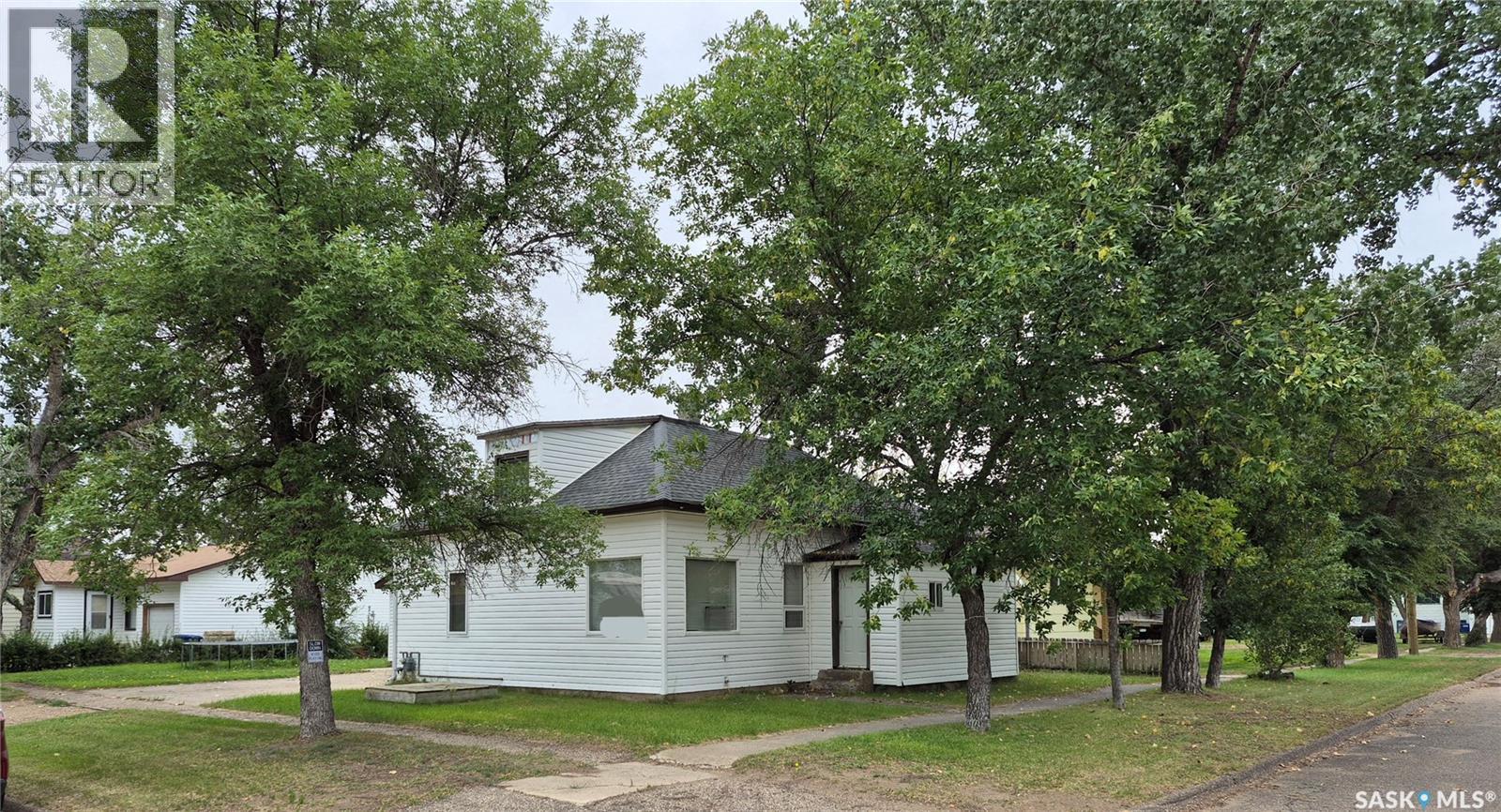 137 2nd Street W, Ponteix, Saskatchewan  S0N 1Z0 - Photo 2 - SK018931