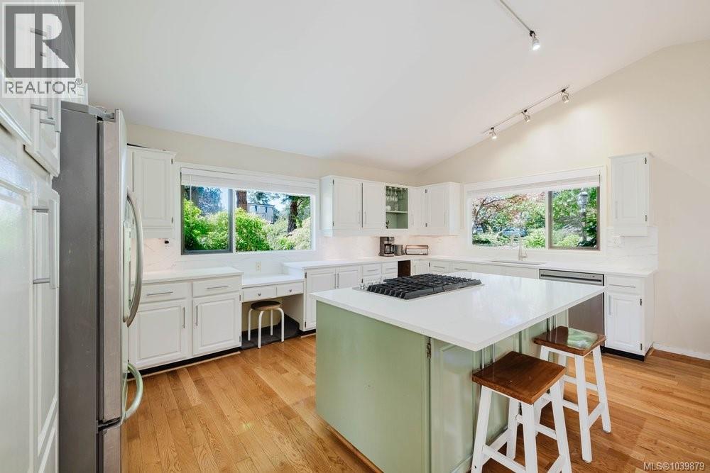 2763 Arbutus Rd, Saanich, British Columbia  V8N 5X8 - Photo 10 - 1039879