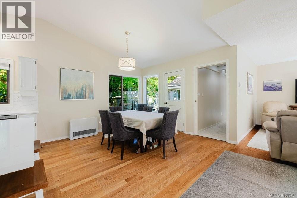 2763 Arbutus Rd, Saanich, British Columbia  V8N 5X8 - Photo 11 - 1039879
