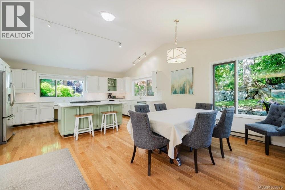 2763 Arbutus Rd, Saanich, British Columbia  V8N 5X8 - Photo 12 - 1039879
