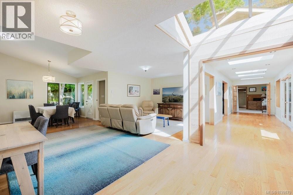 2763 Arbutus Rd, Saanich, British Columbia  V8N 5X8 - Photo 15 - 1039879