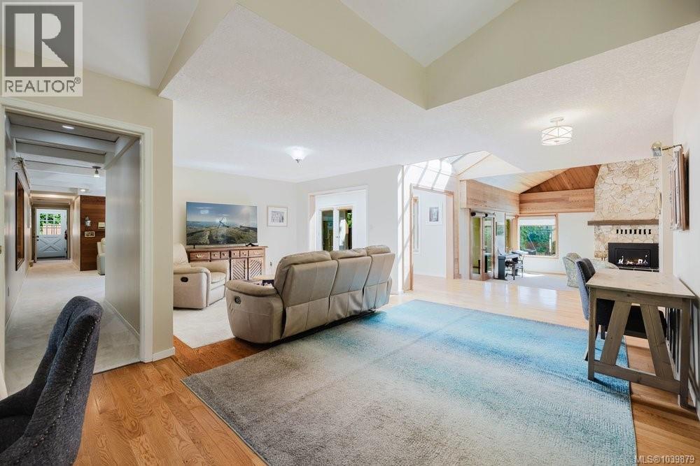 2763 Arbutus Rd, Saanich, British Columbia  V8N 5X8 - Photo 16 - 1039879