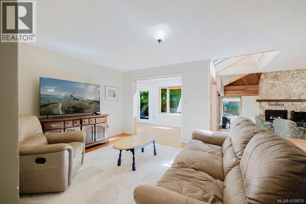 2763 Arbutus Rd, Saanich, British Columbia  V8N 5X8 - Photo 19 - 1039879