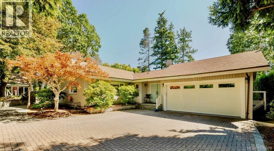 2763 Arbutus Rd, Saanich, British Columbia  V8N 5X8 - Photo 2 - 1039879