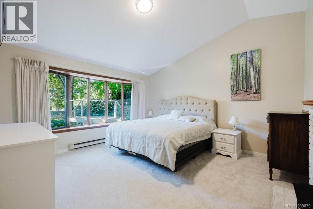 2763 Arbutus Rd, Saanich, British Columbia  V8N 5X8 - Photo 28 - 1039879