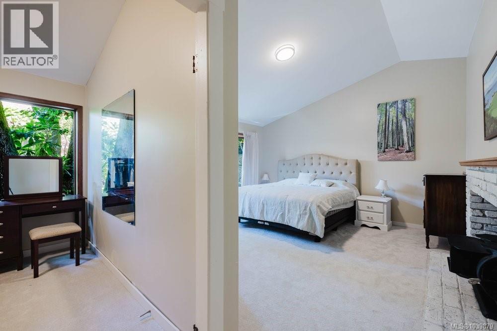 2763 Arbutus Rd, Saanich, British Columbia  V8N 5X8 - Photo 29 - 1039879