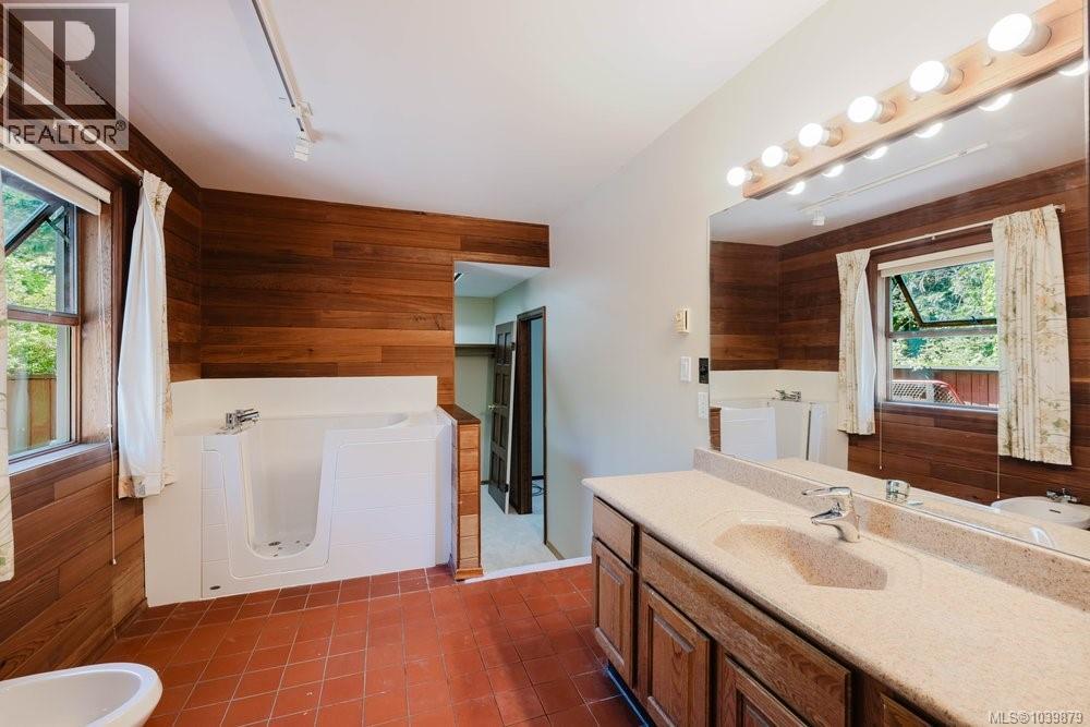 2763 Arbutus Rd, Saanich, British Columbia  V8N 5X8 - Photo 39 - 1039879