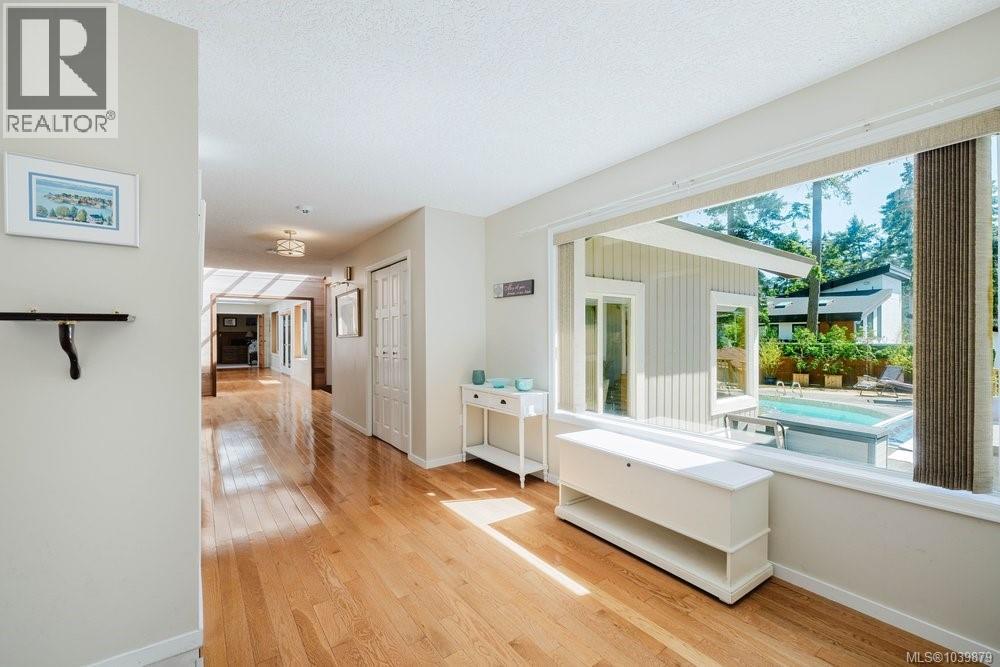 2763 Arbutus Rd, Saanich, British Columbia  V8N 5X8 - Photo 4 - 1039879