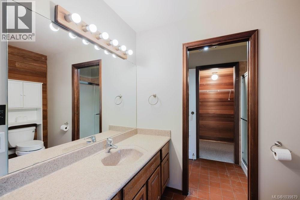 2763 Arbutus Rd, Saanich, British Columbia  V8N 5X8 - Photo 41 - 1039879