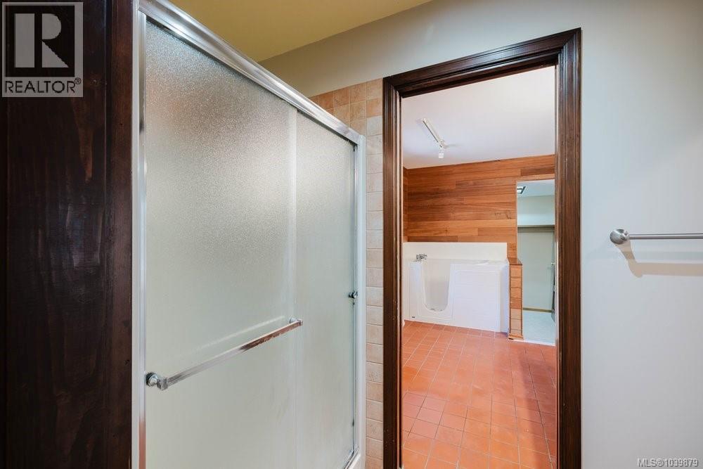 2763 Arbutus Rd, Saanich, British Columbia  V8N 5X8 - Photo 43 - 1039879